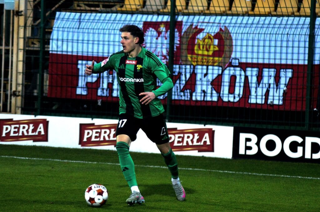 Branislav Spacil jest jednym z niewielu dobrze prezentujących się graczy Górnika Łęczna w tym sezonie. Dobre występy idą w parze z liczbą goli, których Słowak w kampanii 2025/26 ma już trzy. 