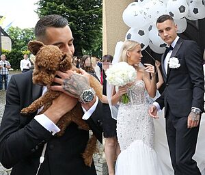 Jakub Kiwior z żoną Klaudią i swoim pieskiem