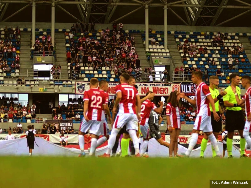 Afera w Rzeszowie. Trener zawieszony za udzielenie ,,reprymendy” kibicom!