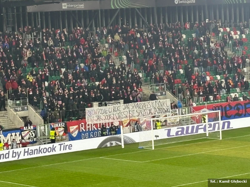 Kibice Rakowa ostro w stronę Marka Papszuna! ,,Chcesz się sprzedać?”.