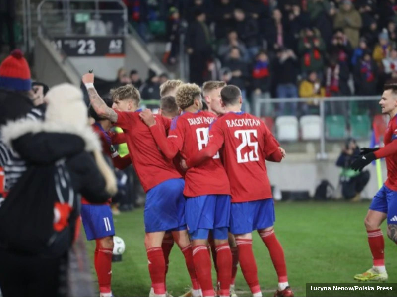 Raków Częstochowa pewnie wygrywa z Rapidem Wiedeń i nie pozostawia złudzeń