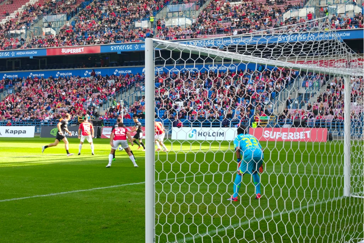 Wielki mecz legend z okazji 120-lecia Wisły Kraków. Ponad 6 tysięcy widzów i 10 bramek